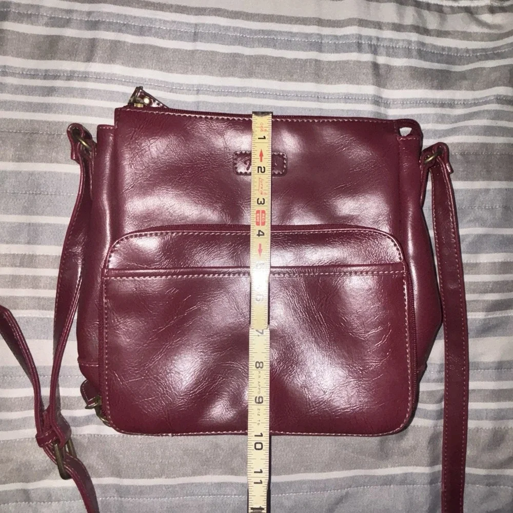 Relic Burgundy Crossbody Bag Zip Adjustable Strap Inner Pockets Gold Hardware